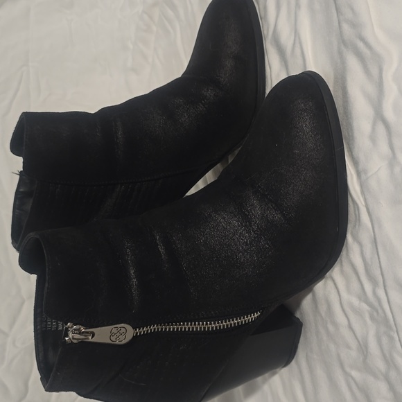 Daisy Fuentes Sleek Black Ankle Boots with Silver Zipper - Picture 1 of 7